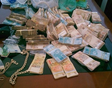 Dinheiro encontrado na casa do major Edson Alexandre Pinto de Góes (Foto: Agência OGlobo)