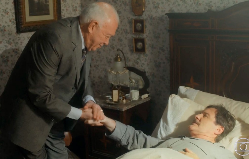 Em 'Éramos Seis', Júlio (Antonio Calloni) é examinado pelo médico, que fica preocupado — Foto: Globo