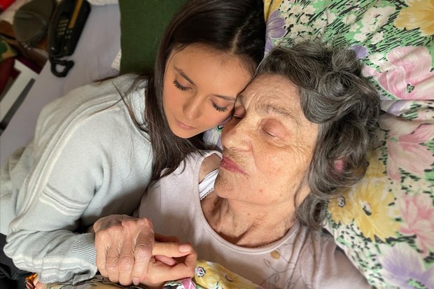 Nina Dobrev e a avó (Foto: Reprodução/Instagram)