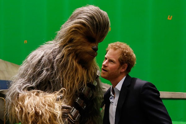 Príncipe Harry tem uma conversa ao pé do ouvido com Chewbacca (Foto: Getty)