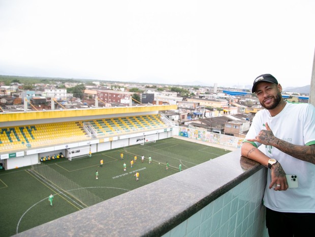 Neymar visita seu instituto (Foto: Divulgação/INJR)