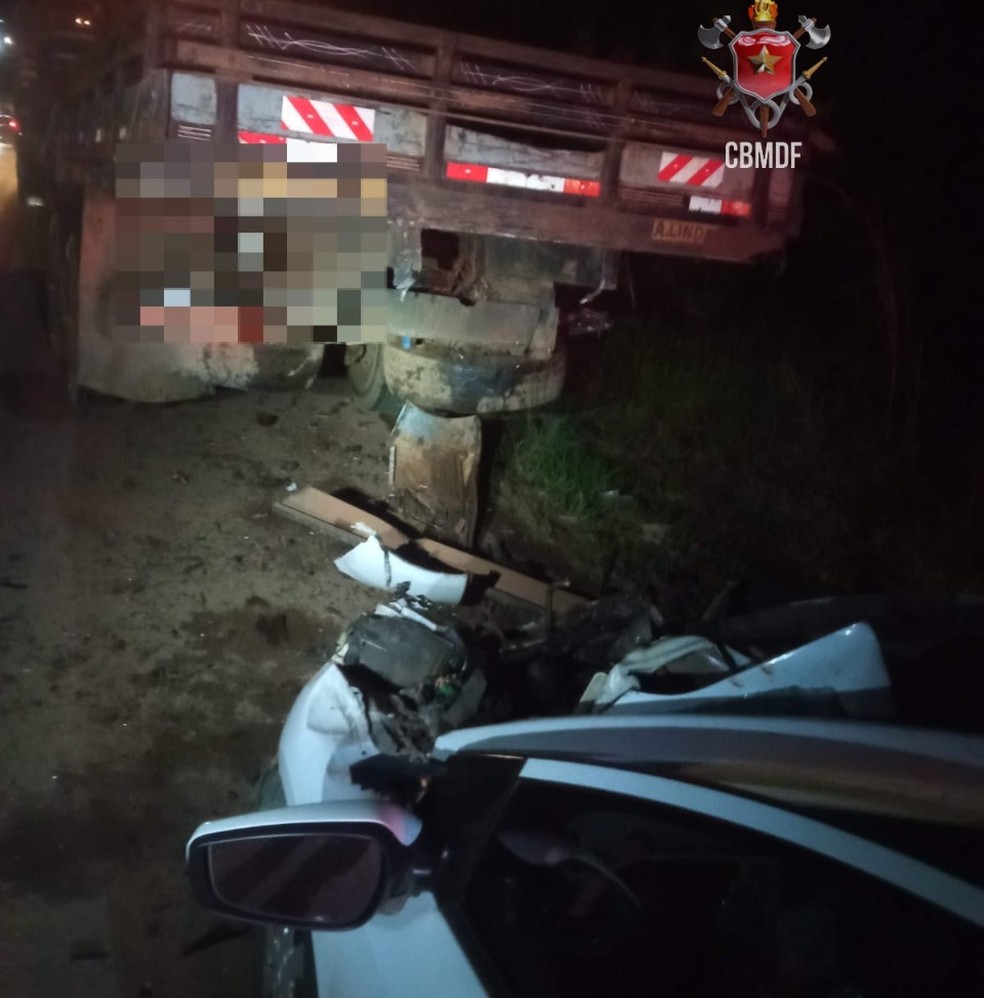 Carro bateu na traseira de caminhão estacionado no acostamento da BR 080, no DF; motorista ficou preso às ferragens e morreu — Foto: Corpo de Bombeiros do DF/ Divulgação