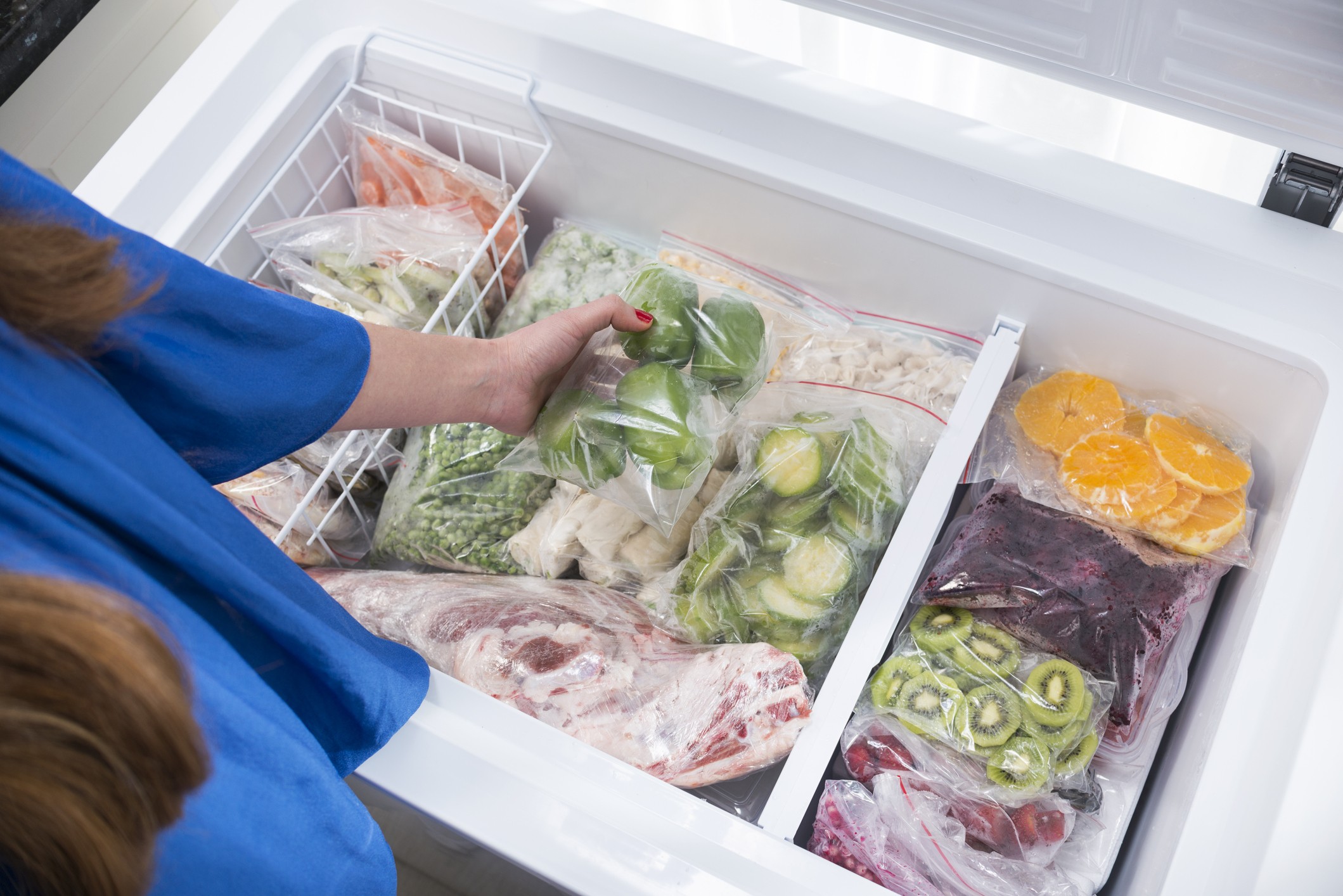 Entre as principais vantagens do freezer horizontal, o espaço interno é um dos maiores benefícios (Foto: Getty Images)