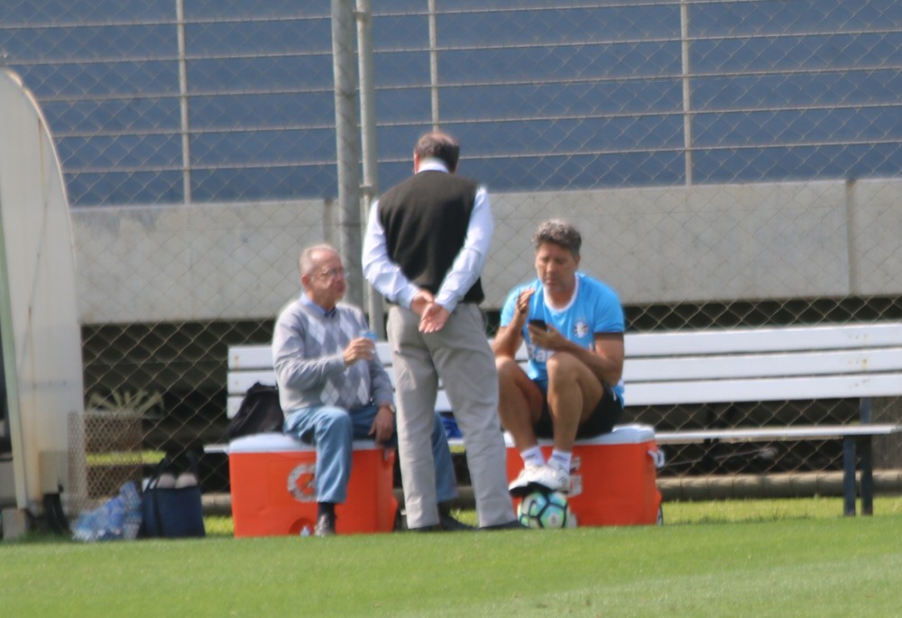 Renato pede, e Grêmio analisa busca por mais um reforço antes de fim de inscrição