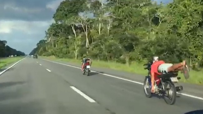 Vídeo flagra homens deitados em motos em alta velocidade, na BR-230, na PB