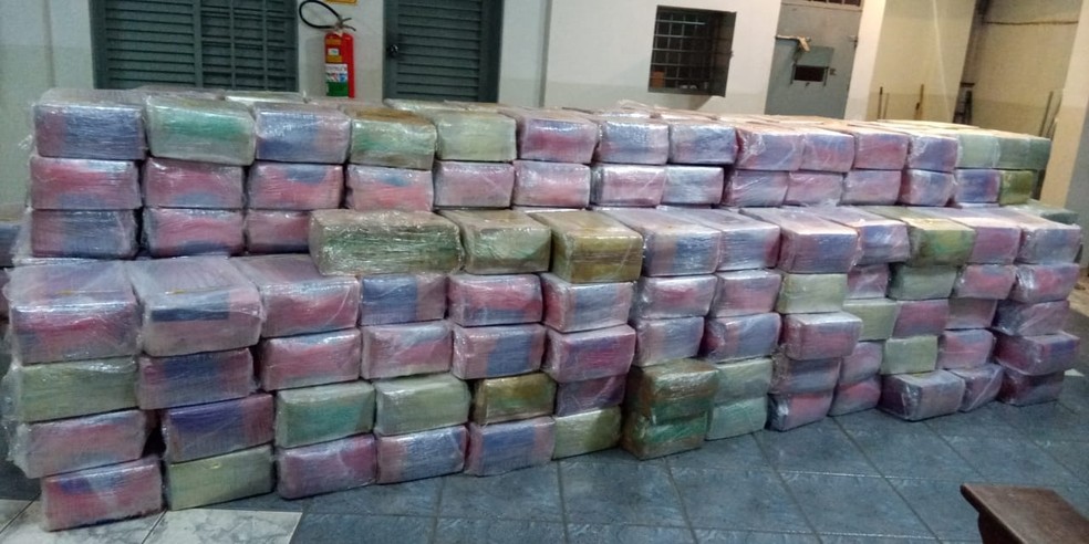 Mais de 7 toneladas de maconha foram apreendidas pela pol&iacute;cia em Guapia&ccedil;u &mdash; Foto: Divulga&ccedil;&atilde;o