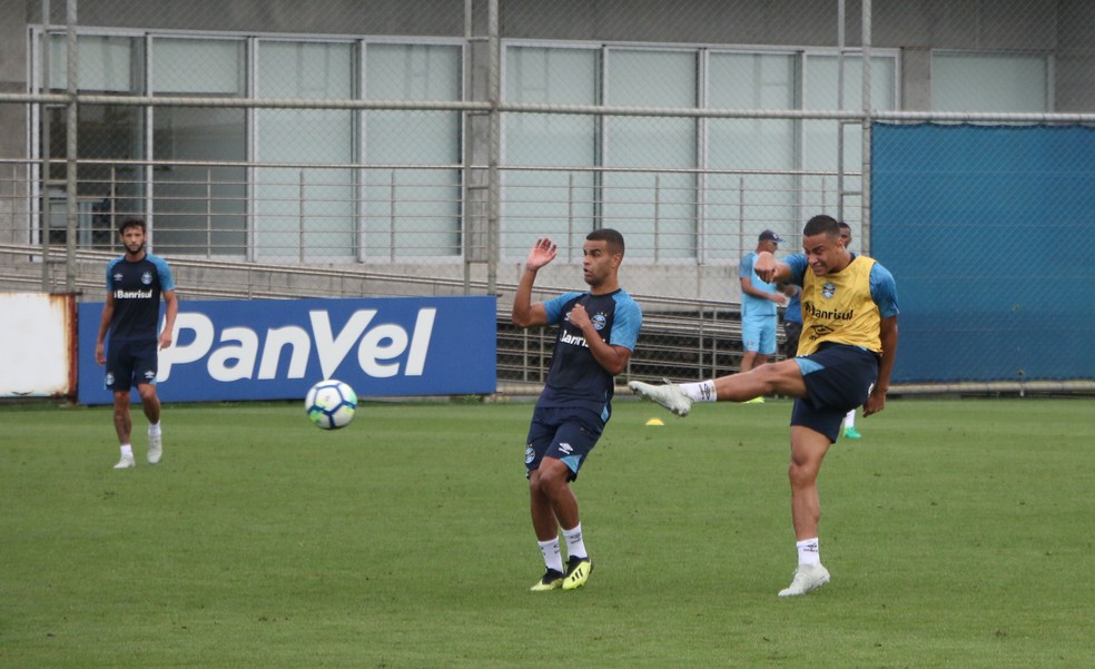 Thonny faz gol em treino — Foto: Eduardo Moura
