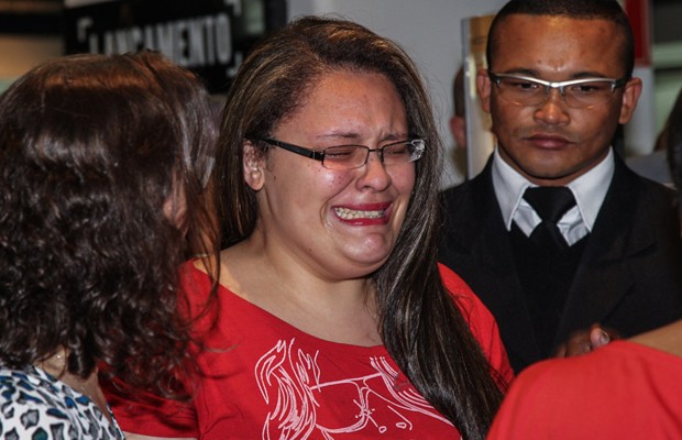 Fã chora por Thiaguinho (Foto: Manuela Scarpa/Foto Rio News)