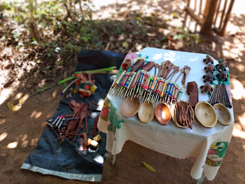 Única fonte de renda dos índios é o artesanato, vendido em feiras de Belo Horizonte — Foto: Paula Paiva Paulo