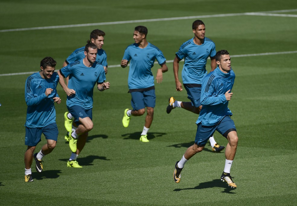 Cristiano Ronaldo puxa a fila em treino do Real Madrid: suspenso no Espanhol, craque português está confirmado na Champions (Foto: AFP)