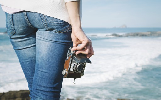 Jeans com jeans: invista em roupas e acessórios para compor o