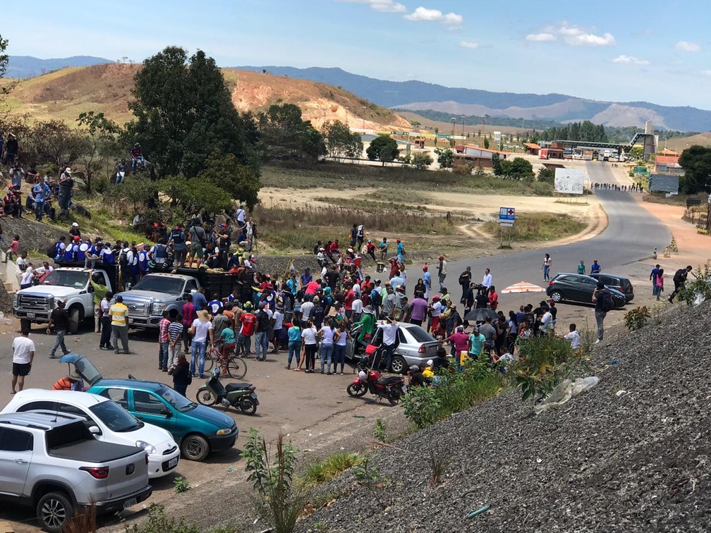 Em Pacaraima, caminhões com doações de alimentos e remédios são guarnecidos por manifestantes venezuelanos na fronteira com a Venezuela — Foto: Alan Chaves/ G1 RR