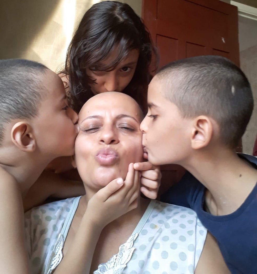 Por conta da doença de Edileny, um dos filhos desenvolveu puberdade precoce  — Foto: Reprodução