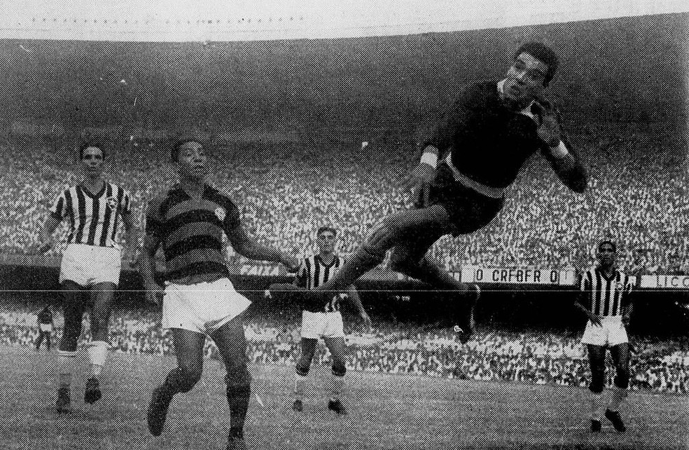 Gilson em uma partoda contra o Flamengo no Maracanã em janeiro de 1954 — Foto: Reprodução / Sport Illustrado
