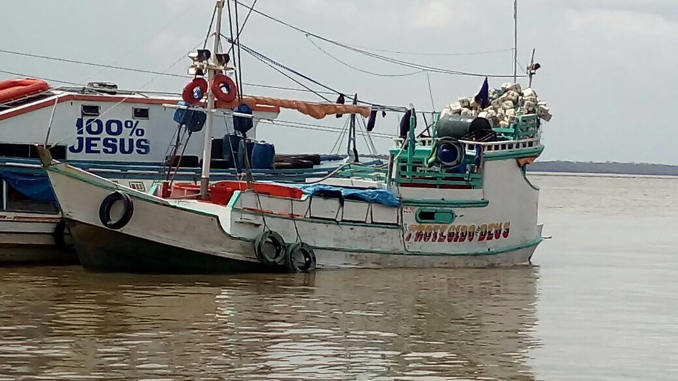 Barco apreendido na região de Barcarena, nordeste do Pará (Foto: Ascom/Marinha do Brasil)