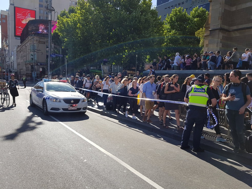 Estação Flinders é bloqueada pela polícia após o incidente com carro em Melbourne, Austrália (Foto: Mohamed Khairat/via REUTERS )