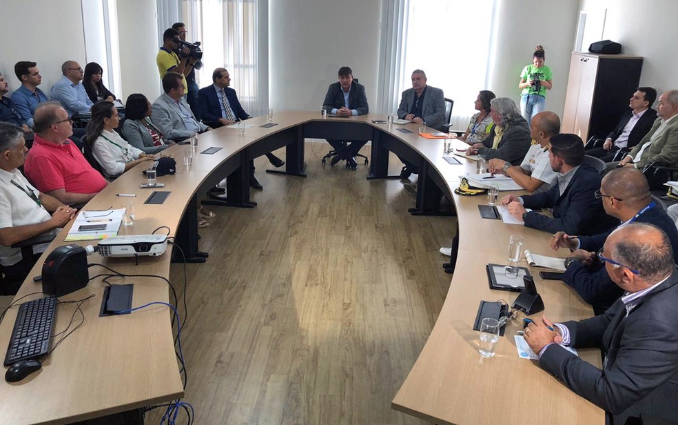 Representantes de estados atingidos por manchas de petróleo se reuniram no Recife — Foto: Pedro Alves/G1