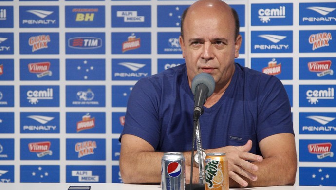 A questão do novo camisa 10 virou psicose, afirma o gerente do Cruzeiro