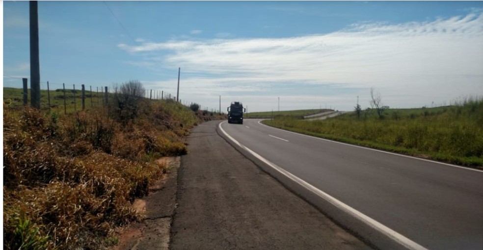 Segundo a Polícia Rodoviária, o motociclista se perdeu em uma curva e bateu contra uma cerca na SP-294 — Foto: Arquivo pessoal