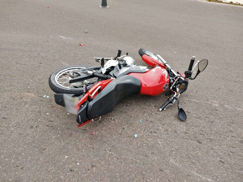 Acidente entre carro e motocicleta foi registrado na manhã deste domingo (20) — Foto: Stephanie Fonseca/G1