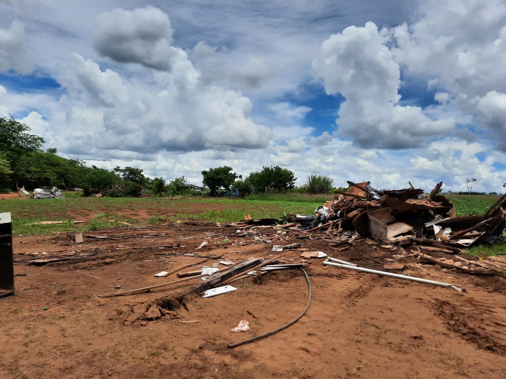 Cerca de 20 barracos construídos pelas família na região foram destruídos durante a operação — Foto: Divulgação