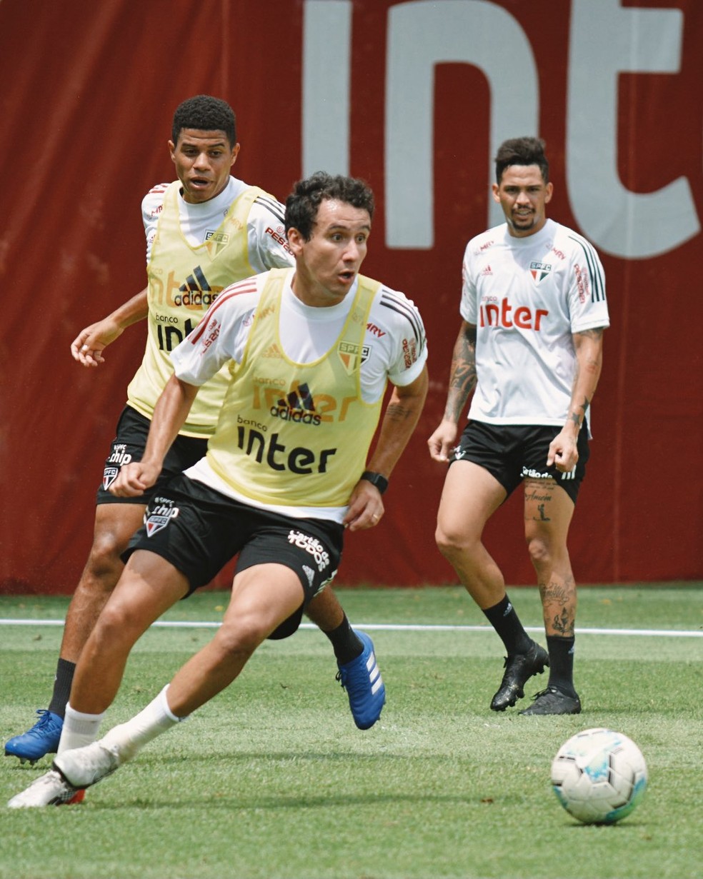 Com temporada no fim, São Paulo tem nova disputa por vaga ao lado de Luciano no ataque