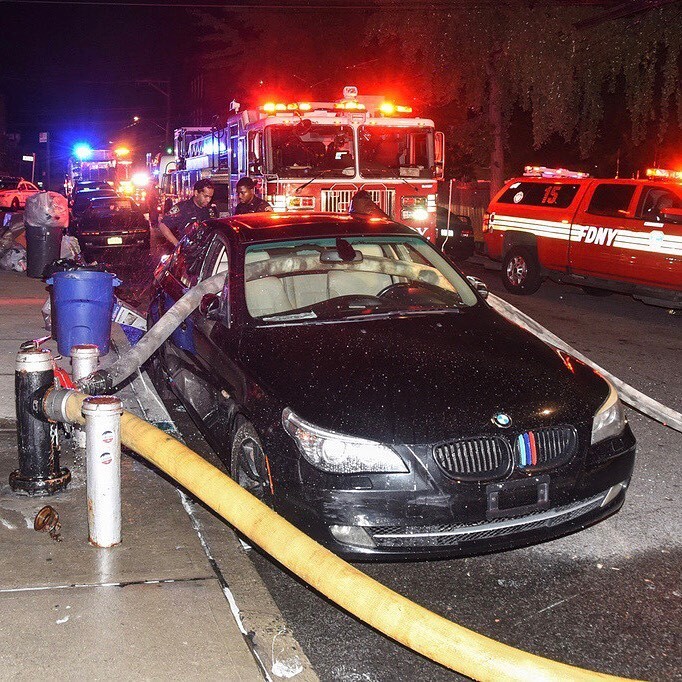 Bombeiros quebram janelas de BMW estacionada em frente ao hidrante para usá-lo (Foto: Reprodução )