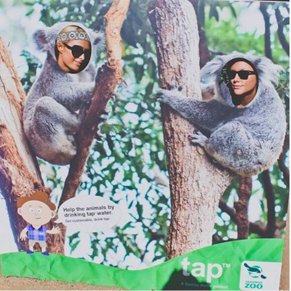A celebridade Paris Hilton brinca com uma amiga na Austrália (Foto: Instagram)