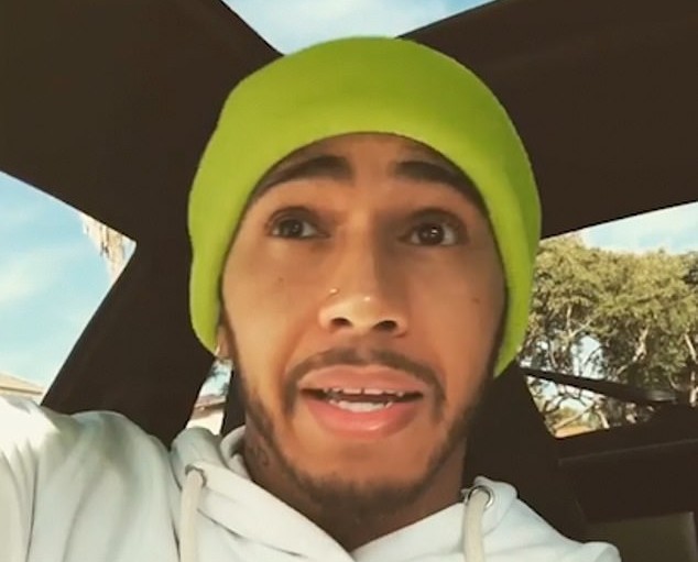 O pentacampeão de Fórmula 1 Lewis Hamilton no vídeo em que pede desculpas à população de Stevenage (Foto: Instagram)
