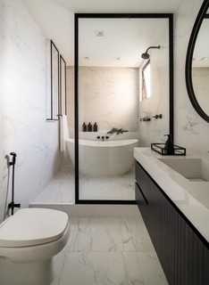 O banheiro projetado pela arquiteta Carolina Druck possui a essência neutra: a arquiteta investiu na combinação das cores preta e branca para criar uma atmosfera clean e moderna. O mármore dá sofisticação ao ambiente, contrapondo-se ao moderno boxe com esquadria preta