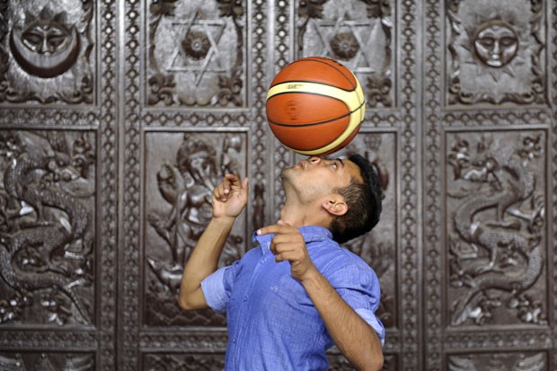 Thaneswar Guragai, de 23 anos, girou uma bola de basquete no nariz por sete segundos (Foto: Prakash Mathema/AFP)