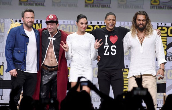 Ben Affleck se reúne com Ezra Miller (Flash), Gal Gadot (Mulher-Maravilha), Ray Fisher (Ciborgue) e Jason Momoa (Aquaman) durante painel da Liga da Justiça na SDCC  (Foto: Getty Images)