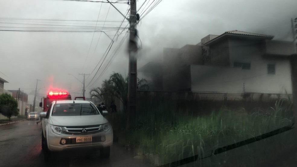 Fumaça preta se espalha após casa pegar fogo — Foto: Divulgação