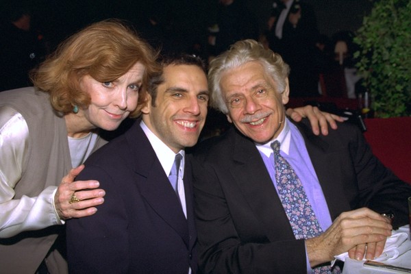 O ator Ben Stiller na companhia dos pais, Jerry Stiller e Anne Meara, em foto de 1996 (Foto: Getty Images)