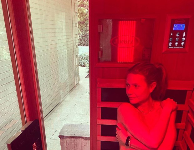 Gwyneth Paltrow faz topless em sauna (Foto: Reprodução)