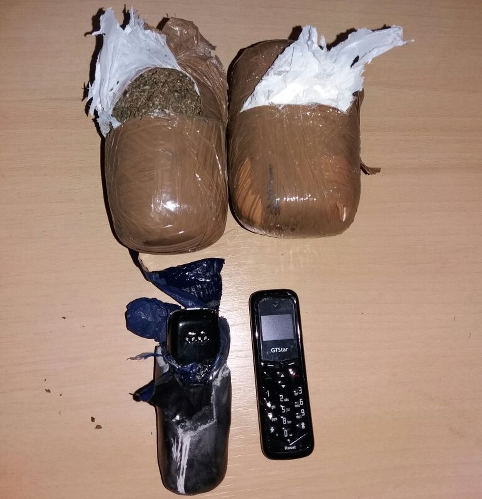 Drogas e celulares foram apreendidos em Osvaldo Cruz (Foto: Cedida/Polícia Militar)