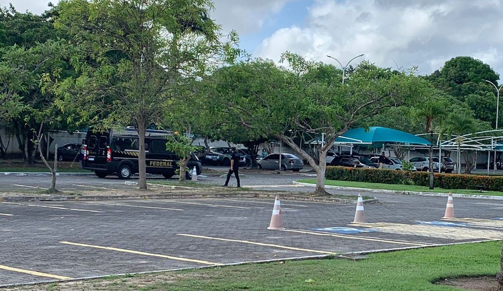 Por volta das 7h40, os policiais rodoviários federais chegaram à sede da Justiça Federal em Aracaju (SE) — Foto: Rafael Carvalho/ TV Sergipe