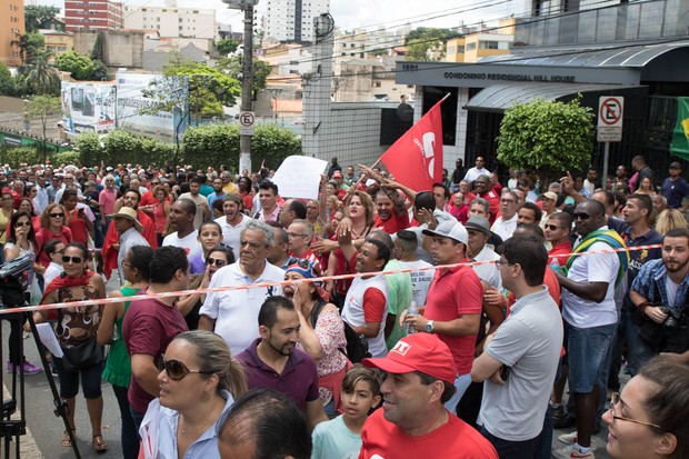 Militantes pró-Lula na porta do prédio dele em São Bernardo do Campo (Foto: Divulgação) Militantes pró-Lula na porta do prédio dele em São Bernardo do Campo (Foto: Divulgação)
