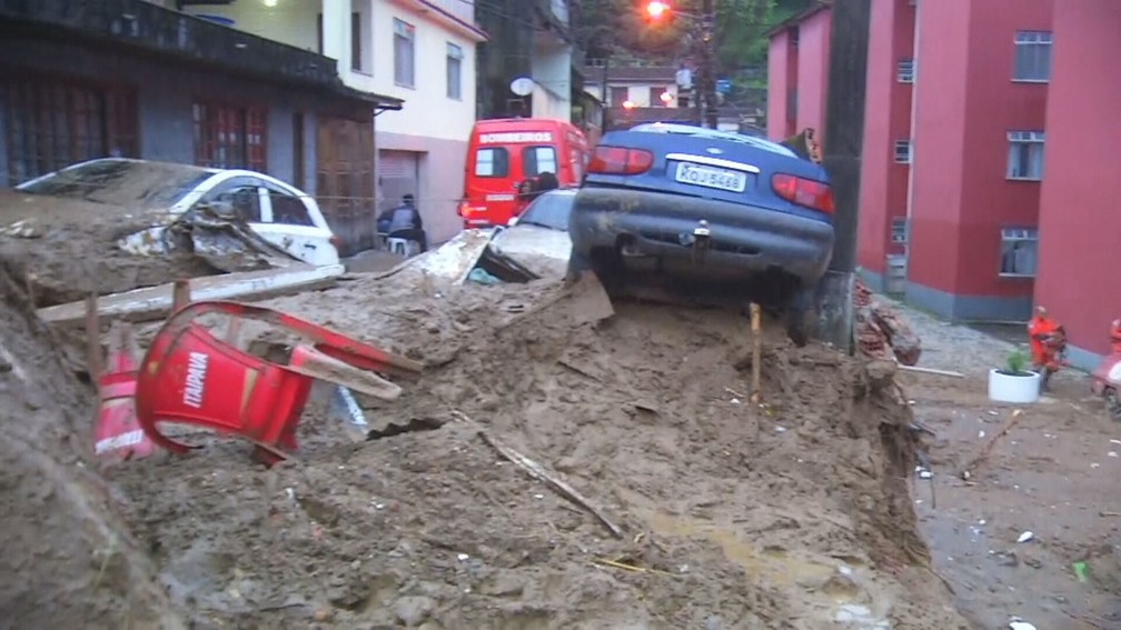 Carros foram levados pelo temporal em Petrópolis, na Região Serrana do Estado do Rio de Janeiro — Foto: Reprodução/ TV Globo