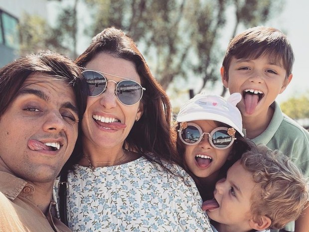 Felipe Simas ao lado da família (Foto: Reprodução / Instagram)
