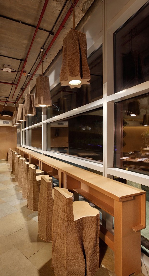 Existe um restaurante feito só com papelão reciclado (e ele é lindo) (Foto: Mrigank Sharma)