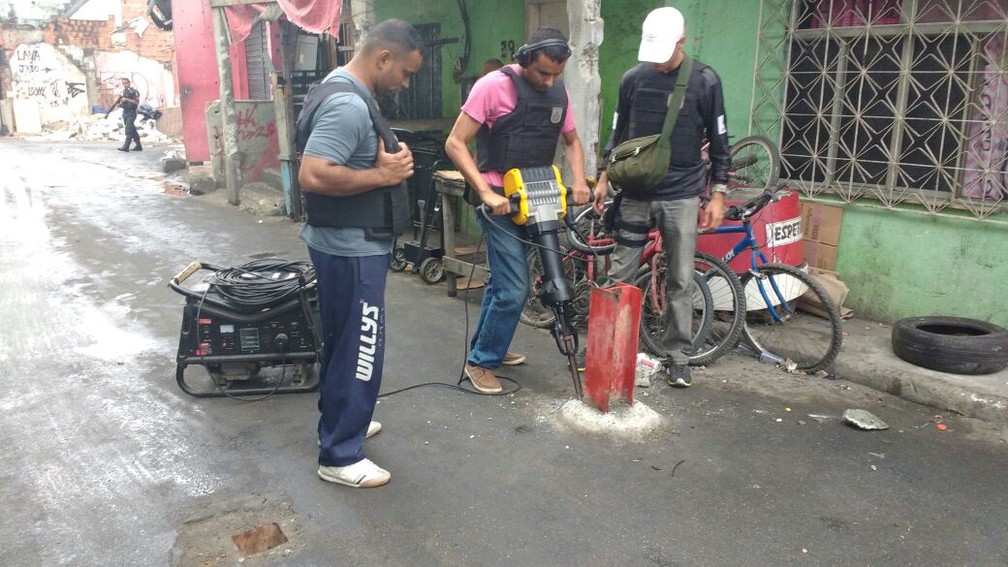 Policiais tiveram que retirar trilhos fincados por traficantes nas vias, que evitavam o tráfego de viaturas (Foto: Divulgação)