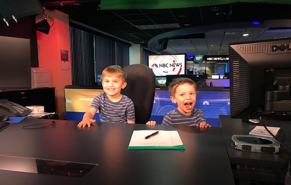 Os filhos da jornalista Courtney Kube no estúdio no qual a mãe trabalha (Foto: Twitter)