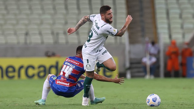 Zé Rafael passa por Ronald durante Fortaleza x Palmeiras