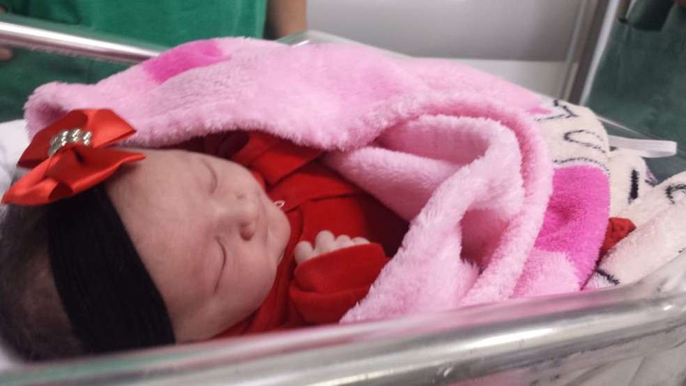 Bebê encantou família e equipe médica ao segurar dedo de médica durante parto em MS — Foto: Ana Rego/Arquivo Pessoal