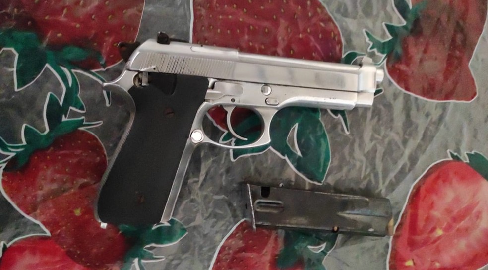 Com o suspeito foi apreendida uma pistola nove milímetros, a mesma utilizada nos homicídios.  — Foto: SSPDS/Divulgação