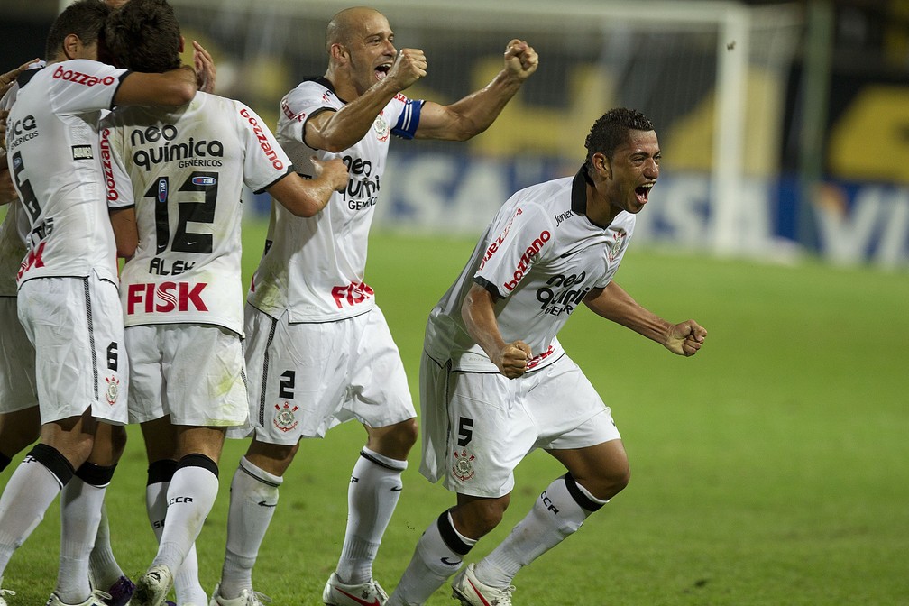 Ralf comemora gol na estreia do Corinthians na Libertadores de 2012 — Foto: Daniel Augusto Jr/Ag.Corinthians