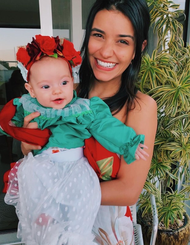 Talita Younan e a filha, Isabel, de 4 meses (Foto: Reprodução/Instagram)