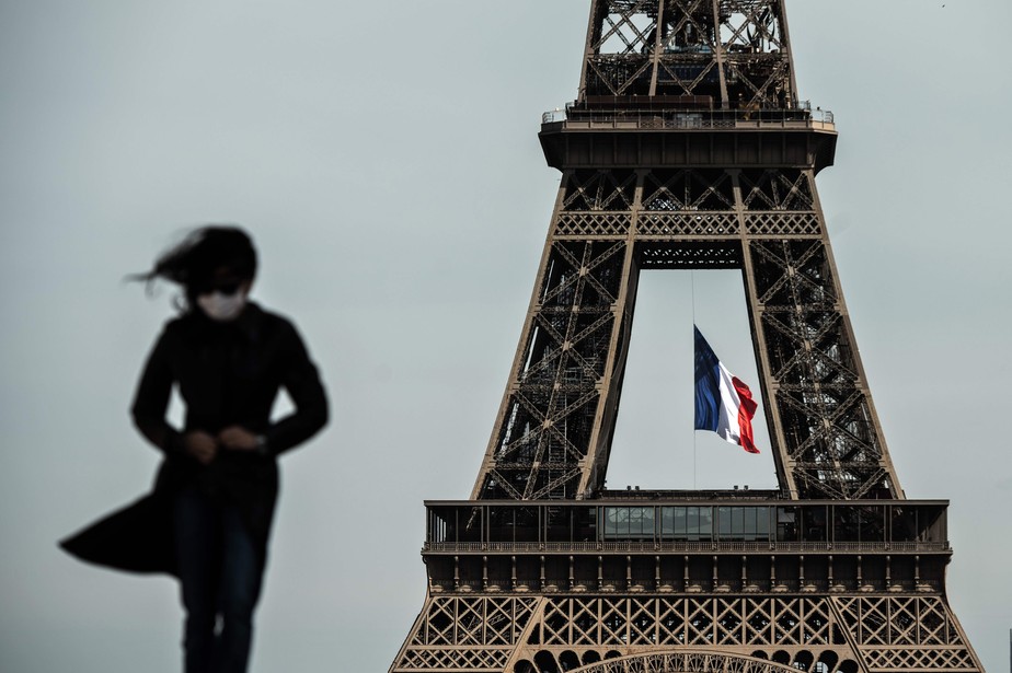 Os jardins da Torre Eiffel, em Paris, foram palco de um caso de estupro e de assédio sexual contra duas irmãs brasileiras