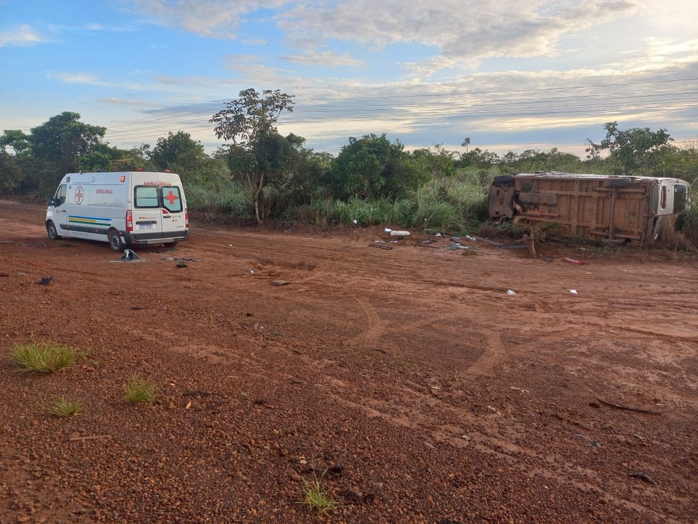 O motorista perdeu o controle do veículo depois que se assustou com um animal que cruzou a pista, segundo os bombeiros. — Foto: Dhyego Rodrigues/TV Centro América 